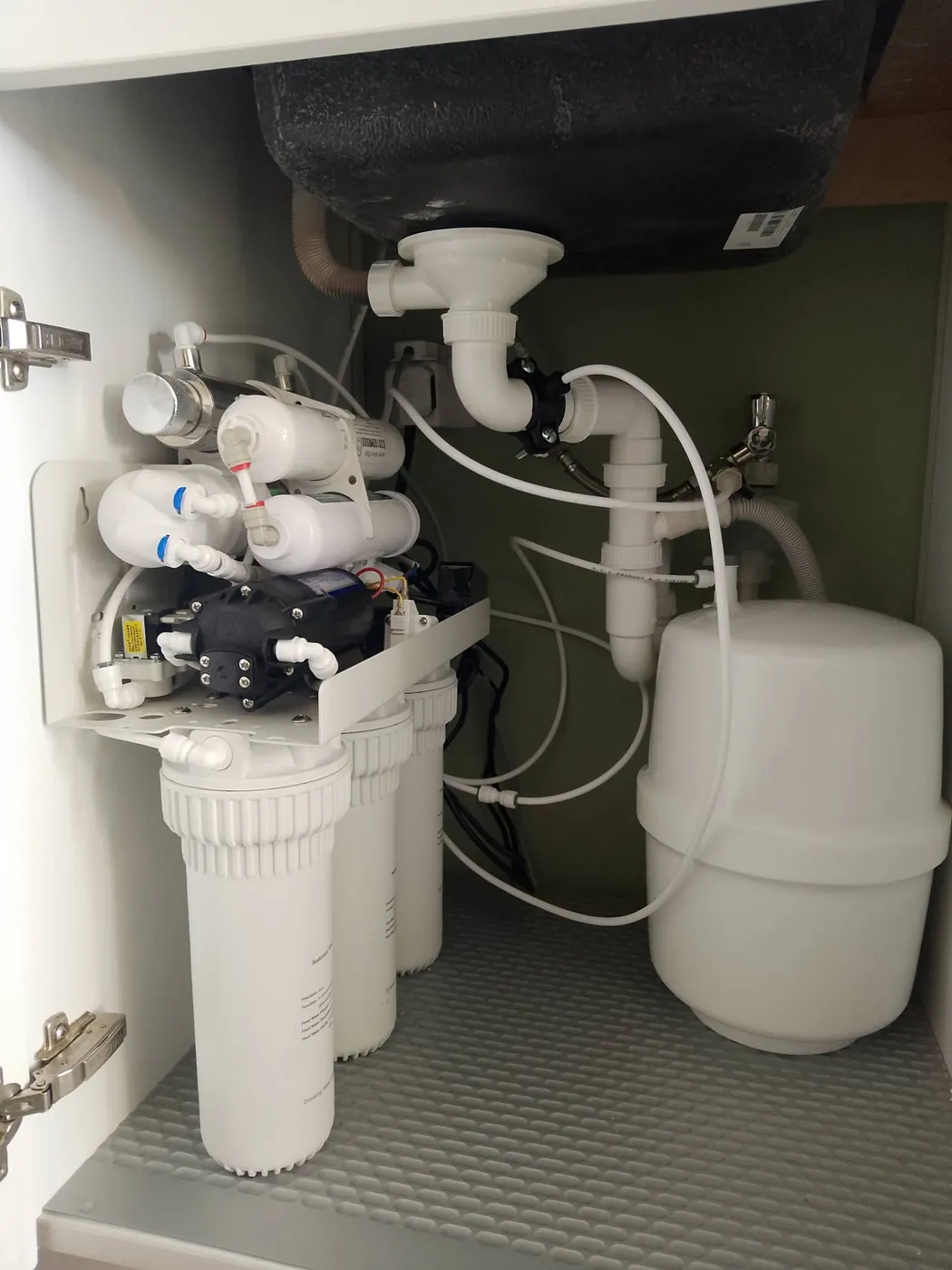 Reverse osmosis system with storage tank under a kitchen sink